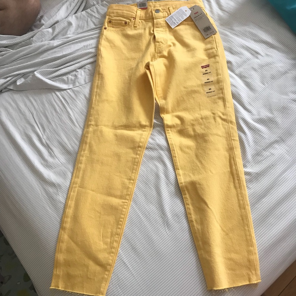💛MAKE OFFERS!💛YELLOW LEVIS WEDGIE FIT